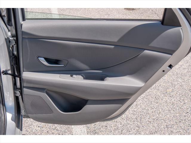 Photo of 2022 Shimmering Silver Pearl Hyundai ELANTRA