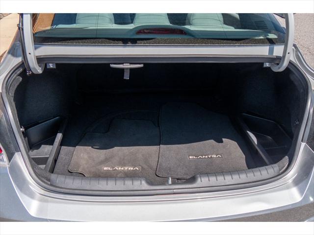 Photo of 2022 Shimmering Silver Pearl Hyundai ELANTRA