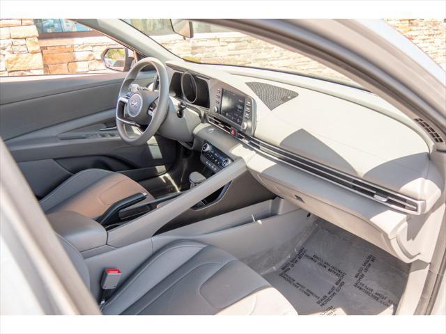 Photo of 2022 Shimmering Silver Pearl Hyundai ELANTRA