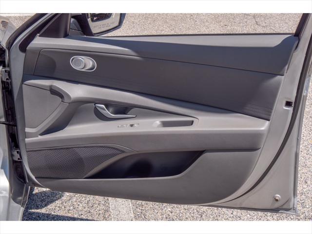 Photo of 2022 Shimmering Silver Pearl Hyundai ELANTRA