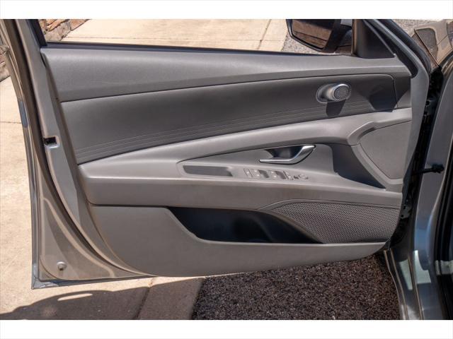 Photo of 2022 Shimmering Silver Pearl Hyundai ELANTRA
