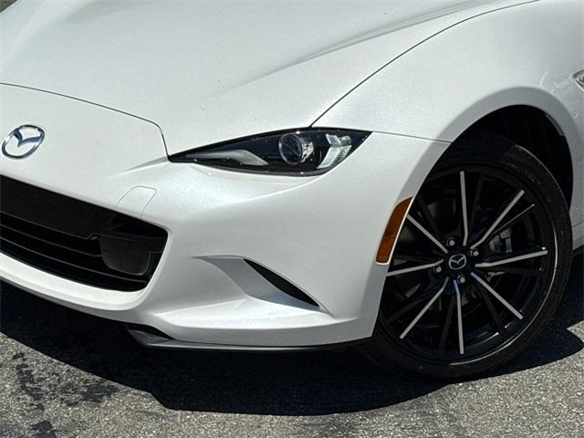 Photo of 2025 Snowflake White Pearl Mica Mazda MX-5 Miata