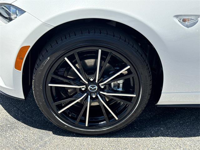 Photo of 2025 Snowflake White Pearl Mica Mazda MX-5 Miata
