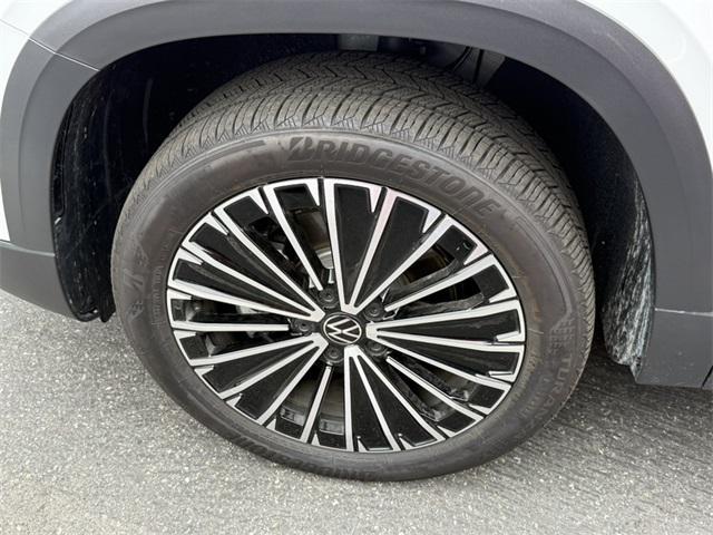 Photo of 2025 Pure White Volkswagen Taos