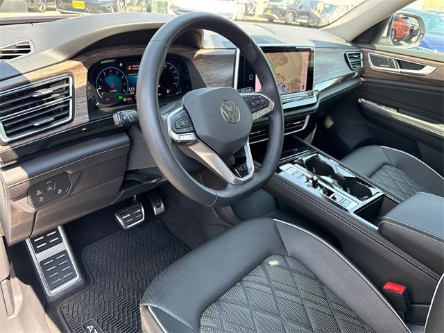 Photo of 2025 Opal White Pearl Volkswagen Atlas