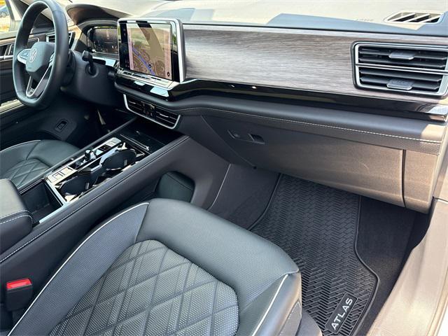 Photo of 2025 Opal White Pearl Volkswagen Atlas