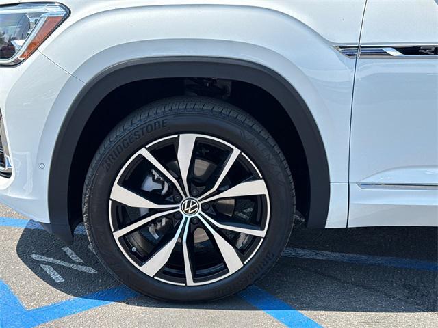 Photo of 2025 Opal White Pearl Volkswagen Atlas