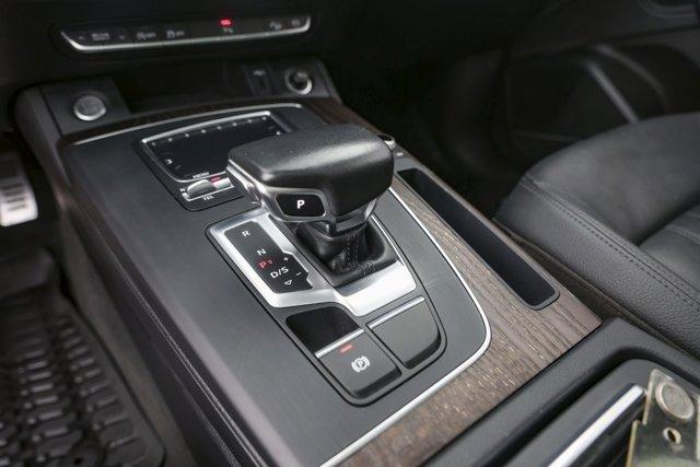 Photo of 2018 Gray Metallic Audi Q5