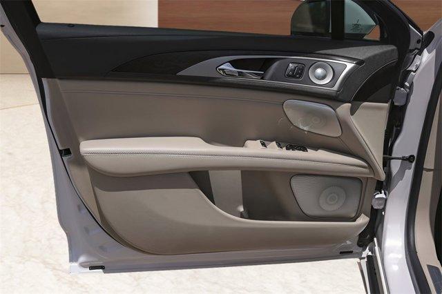 Photo of 2020 White Platinum Lincoln MKZ