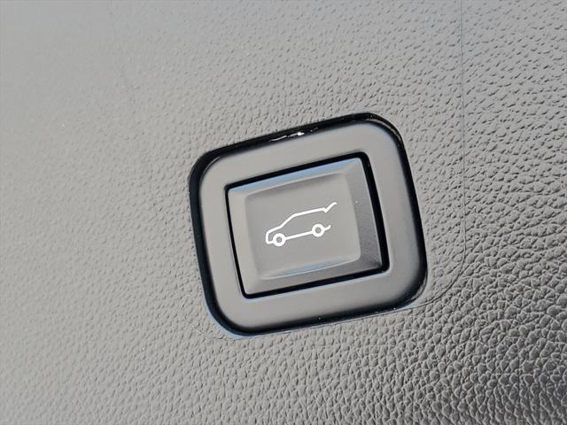 Photo of 2023 Summit White Chevrolet Traverse