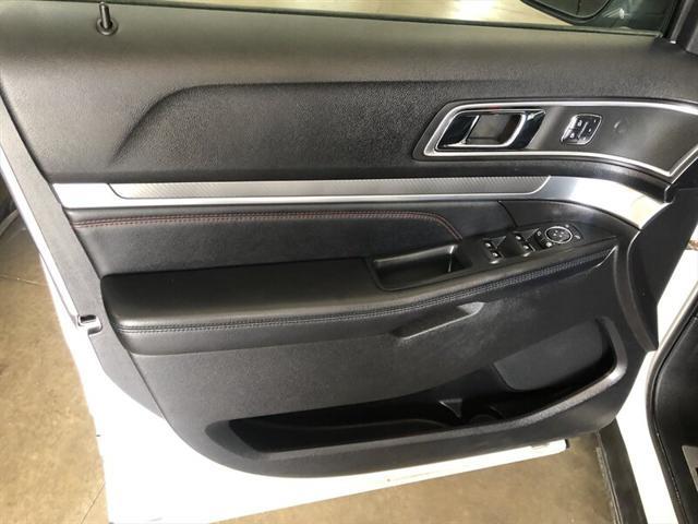 Photo of 2017 White Platinum Metallic Tri-Coat Ford Explorer