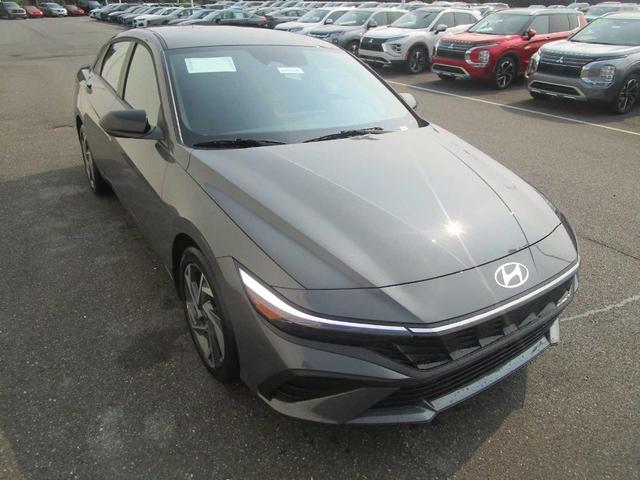 Photo of 2025 Gray Hyundai ELANTRA