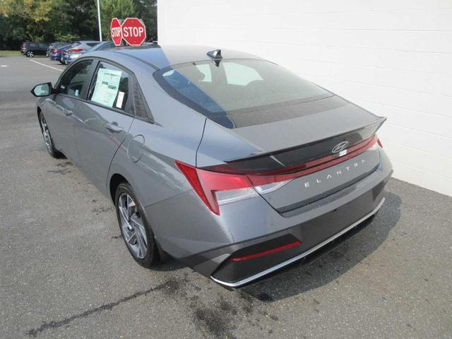 Photo of 2025 Gray Hyundai ELANTRA