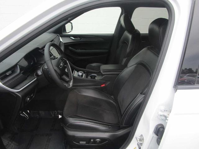 Photo of 2024 Bright White Clearcoat Jeep Grand Cherokee L