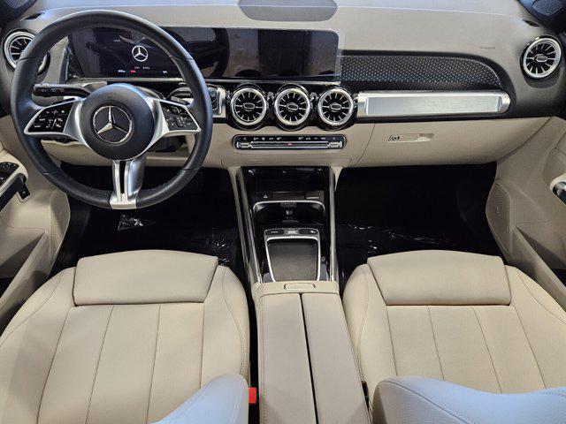 Photo of 2025 Polar White Mercedes-Benz GLB 250