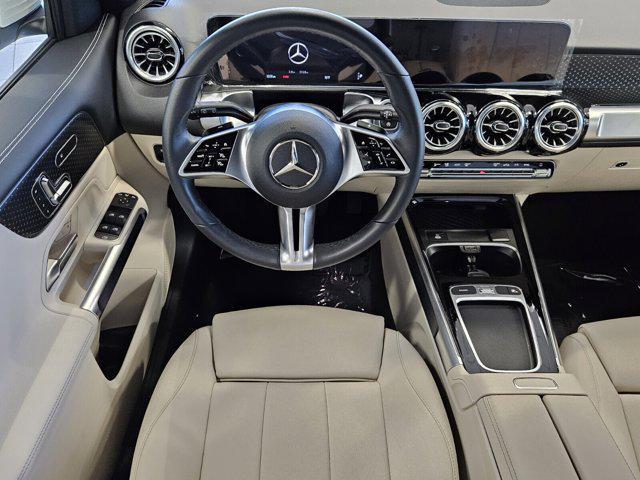 Photo of 2025 Polar White Mercedes-Benz GLB 250