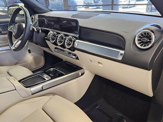 Photo of 2025 Polar White Mercedes-Benz GLB 250