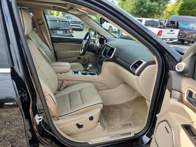 Photo of 2017 Diamond Black Jeep Grand Cherokee