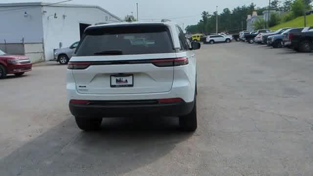 Photo of 2025 White Jeep Grand Cherokee