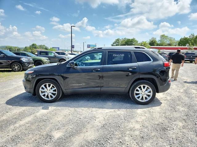 Photo of 2016 Brilliant Black Crystal Pearlcoat Jeep Cherokee