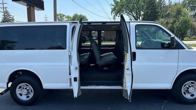 Photo of 2015 Summit White Chevrolet Express 3500