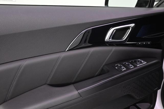 Photo of 2025 Snow White Pearl Kia Carnival