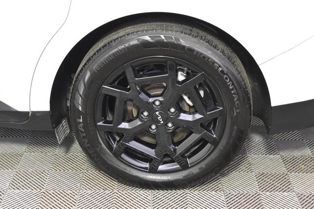 Photo of 2025 Snow White Pearl Kia Carnival