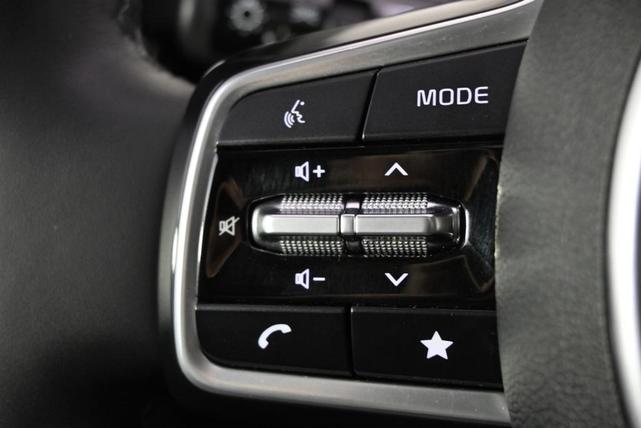 Photo of 2025 Snow White Pearl Kia Carnival