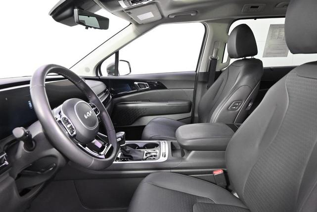 Photo of 2025 Snow White Pearl Kia Carnival