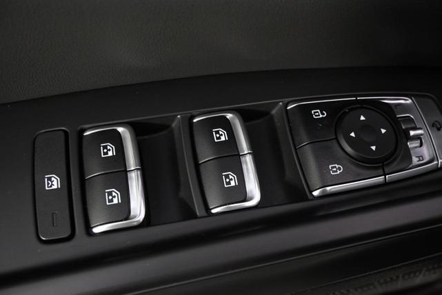 Photo of 2025 Snow White Pearl Kia Carnival