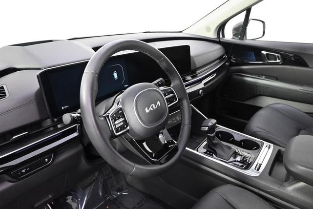 Photo of 2025 Snow White Pearl Kia Carnival