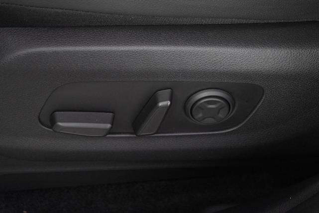 Photo of 2025 Snow White Pearl Kia Carnival