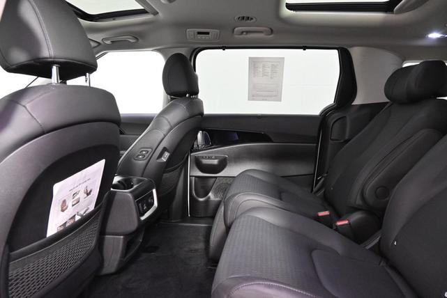 Photo of 2025 Snow White Pearl Kia Carnival