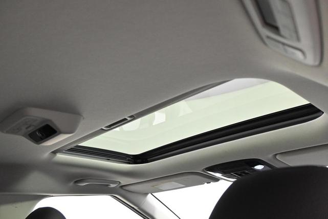 Photo of 2025 Snow White Pearl Kia Carnival