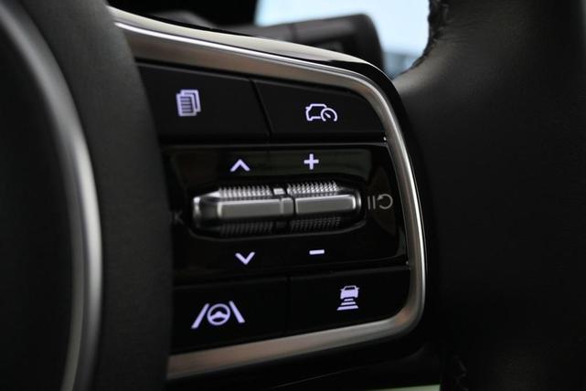 Photo of 2025 Snow White Pearl Kia Carnival
