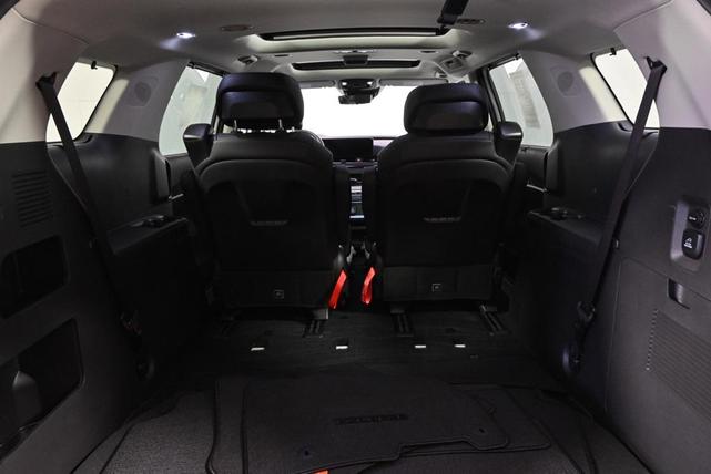 Photo of 2025 Snow White Pearl Kia Carnival