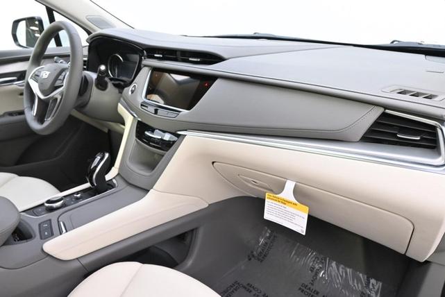Photo of 2025 Crystal White Cadillac XT5