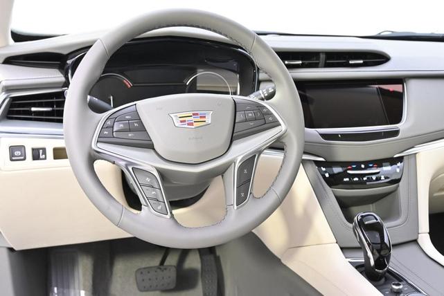 Photo of 2025 Crystal White Cadillac XT5