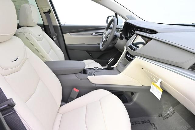Photo of 2025 Crystal White Cadillac XT5