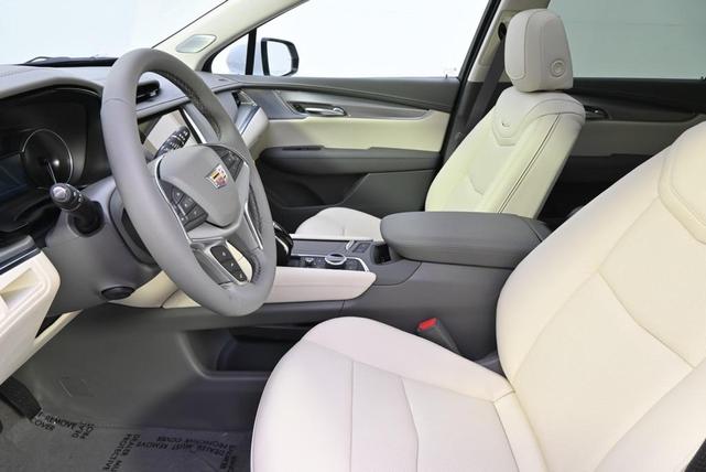 Photo of 2025 Crystal White Cadillac XT5