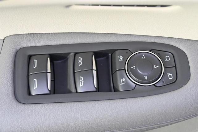 Photo of 2025 Crystal White Cadillac XT5