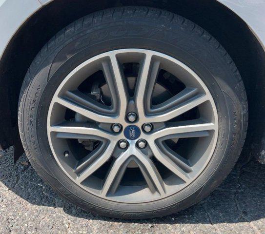 Photo of 2019 White Platinum Ford Edge