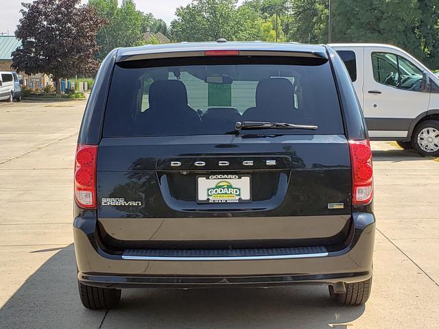 Photo of 2017 Black Onyx Crystal Pearlcoat Dodge Grand Caravan