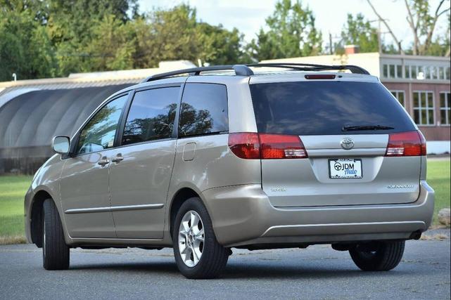 Photo of 2005 Champagne Toyota Sienna