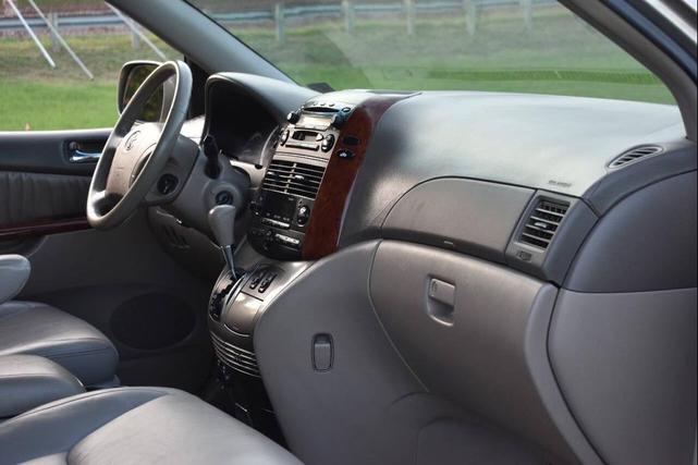 Photo of 2005 Champagne Toyota Sienna
