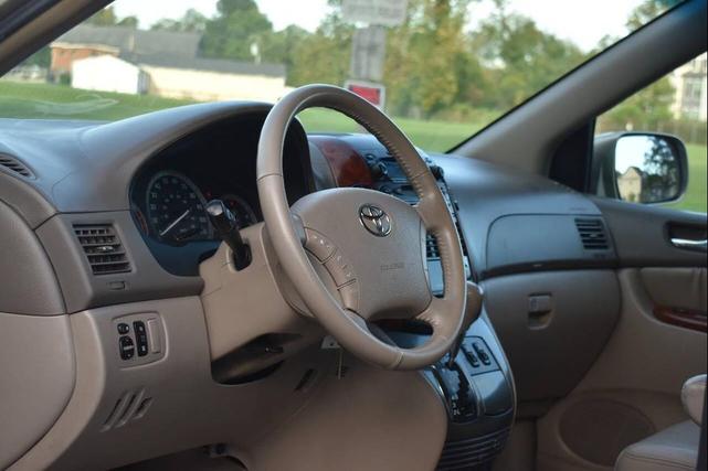 Photo of 2005 Champagne Toyota Sienna