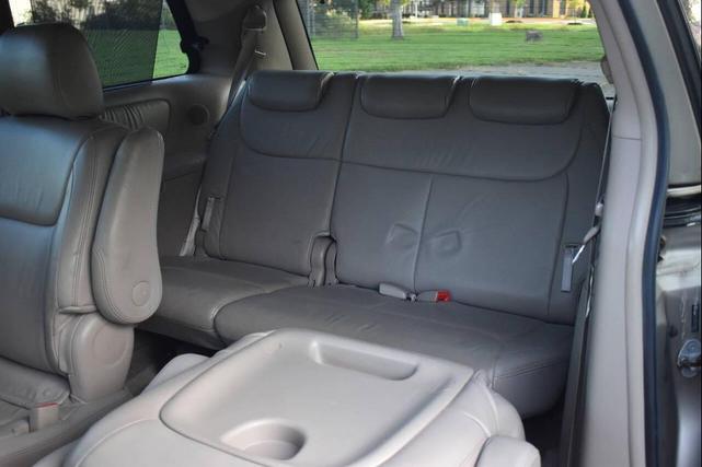 Photo of 2005 Champagne Toyota Sienna