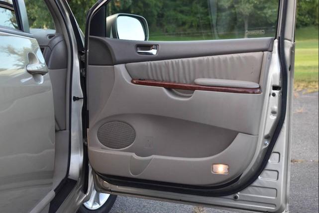Photo of 2005 Champagne Toyota Sienna