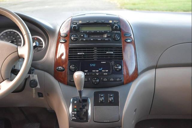 Photo of 2005 Champagne Toyota Sienna