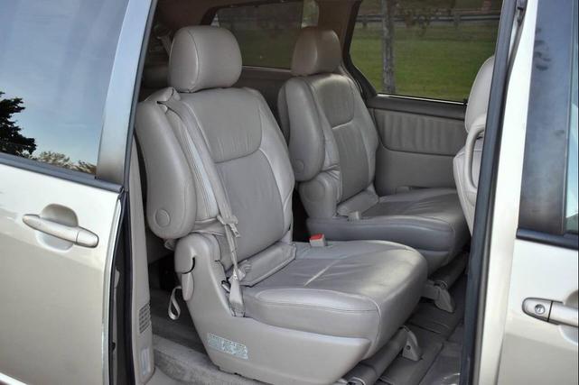 Photo of 2005 Champagne Toyota Sienna